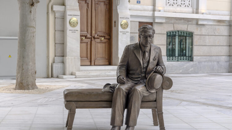Ταξίδι σε πόλεις του κόσμου με όχημα ένα παγκάκι για τον Καβάφη
