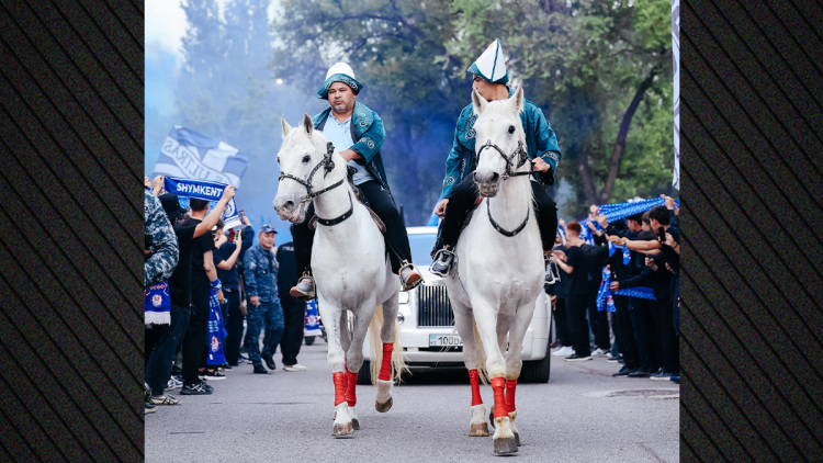 Απίστευτο σκηνικό στο Καζακστάν: Οπαδοί ποδοσφαιρικής ομάδας φτάνουν στο γήπεδο πάνω σε άλογα, δείτε βίντεο