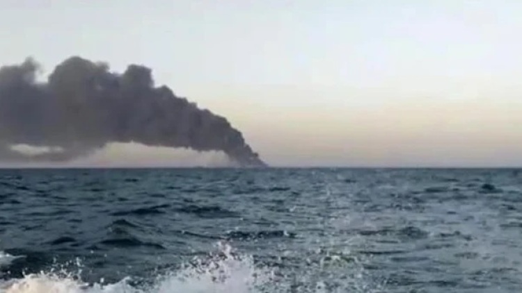 Η Τεχεράνη κατηγορεί τις ΗΠΑ πως χτύπησαν πολιτικά σκάφη στα Στενά του Ορμούζ, σκοτώνοντας πέντε πολίτες