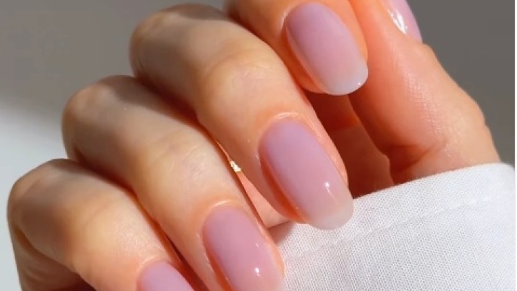 Jelly Nails: το πιο δροσερό μανικιούρ που μπορείτε να δοκιμάσετε για την άνοιξη και το καλοκαίρι
