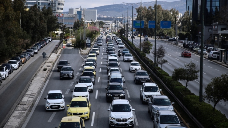 Κίνηση στους δρόμους: Απροσπέλαστος ο Κηφισός, προβλήματα στη Λεωφ. Αθηνών και καθυστερήσεις μισής ώρας στην Αττική Οδό