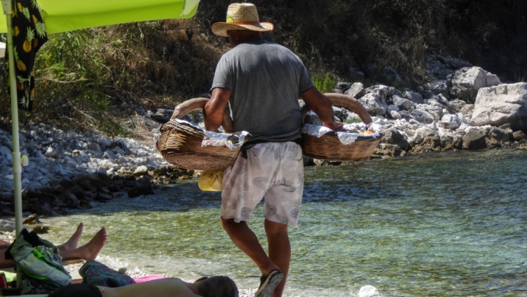Η μαφία των λουκουμάδων... μετακόμισε στην Πιερία: Εκβίαζαν, απειλούσαν και έδερναν τους μικροπωλητές που δεν πλήρωναν προστασία