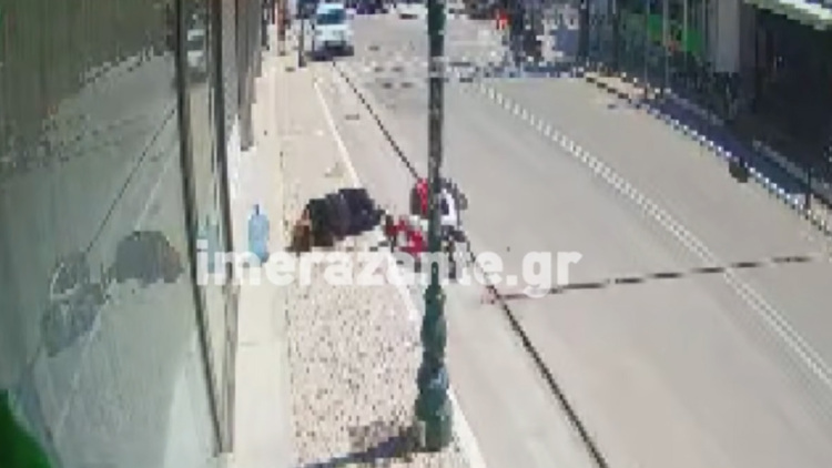 Σοβαρός τραυματισμός γυναίκας στη Ζάκυνθο: Έπεσε με το μηχανάκι σε τρύπα οπτικής ίνας, δείτε βίντεο 