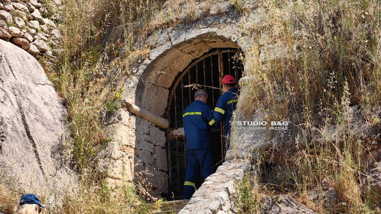 Νεαρός εγκλωβίστηκε στην Πύλη των Τόρων στο Ναύπλιο, επιχείρηση της Πυροσβεστικής, δείτε βίντεο και φωτογραφίες
