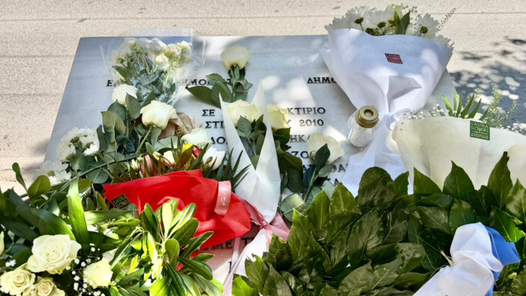 16 χρόνια από την τραγωδία της Marfin: Πολίτες αφήνουν λουλούδια για τα θύματα, δείτε εικόνες
