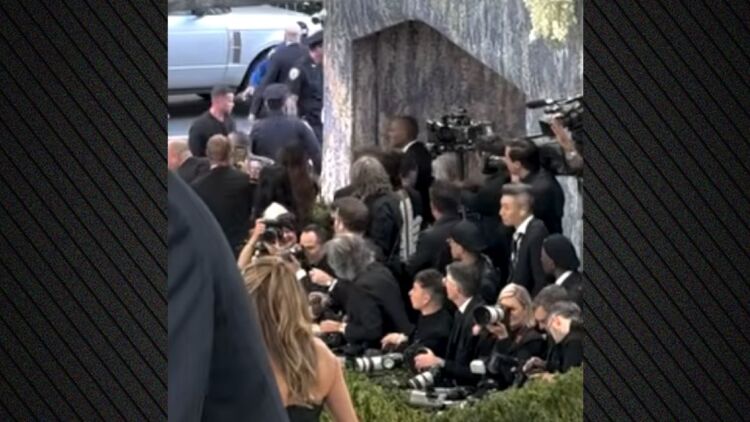 Διαδηλωτής κατά του Τζεφ Μπέζος προκάλεσε αναστάτωση στο κόκκινο χαλί του Met Gala, δείτε βίντεο