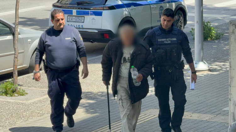Προφυλακίστηκε ο 67χρονος που μπούκαρε με σφυρί σε τράπεζα στη Θεσσαλονίκη