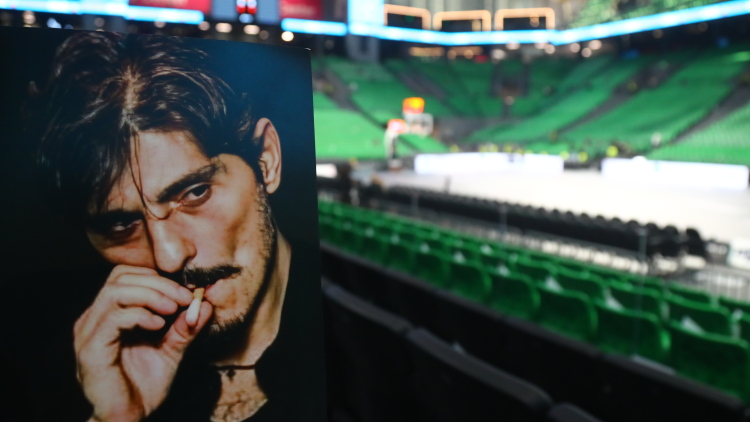 Οι εξέδρες του T-Center γέμισαν με φωτογραφίες του Δημήτρη Γιαννακόπουλου, δείτε βίντεο 