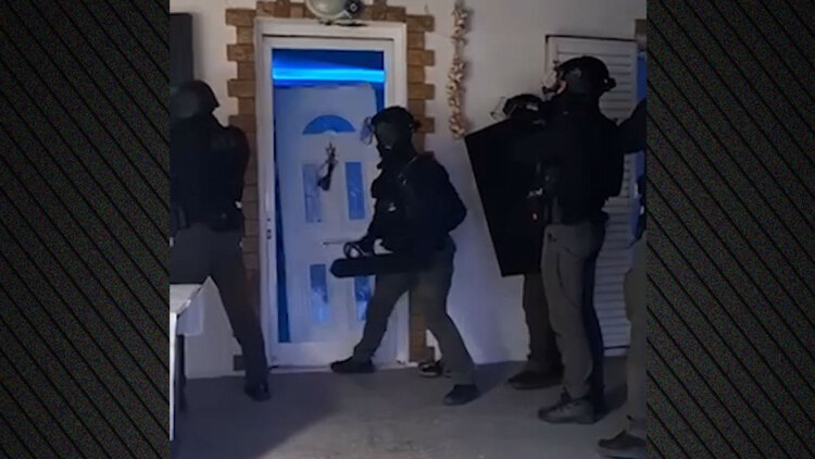 Καρέ καρέ η έφοδος του Ελληνικού FBI σε σπίτια μελών σπείρας που παρίσταναν υπαλλήλους του ΔΕΔΔΗΕ και είχαν βγάλει πάνω από 3 εκατ. ευρώ