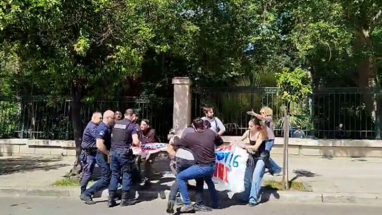 Φοιτητές συγκεντρώθηκαν έξω από το Μέγαρο Μαξίμου, μικροεπεισόδια με την αστυνομία
