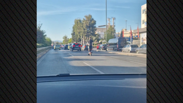 Επικίνδυνη οδήγηση με ηλεκτρικό πατίνι χωρίς κράνος και με επικίνδυνους ελιγμούς στη Λ. Βουλιαγμένης, δείτε βίντεο 