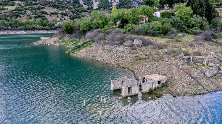 Εικόνες: Η λίμνη του Μόρνου «κατάπιε» ξανά το χωριό Κάλλιο, σημαντική ανάσα στα αποθέματα νερού, τι δείχνουν τα στοιχεία