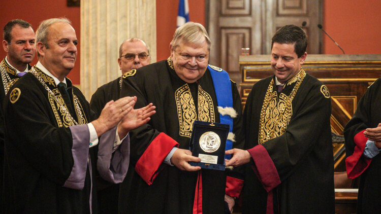 Βενιζέλος: Ενώπιον του Πατριάρχη Βαρθολομαίου αναγορεύτηκε σε επίτιμο διδάκτορα στο ΕΚΠΑ, δείτε βίντεο και φωτογραφίες