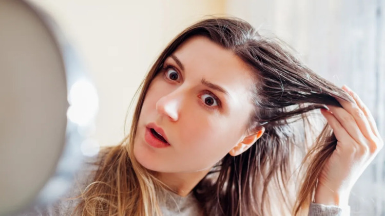 Ανακαλύψτε τι κάνει το μαύρο σουσάμι στα γκρίζα μαλλιά – Η αλήθεια πίσω από το νέο trend