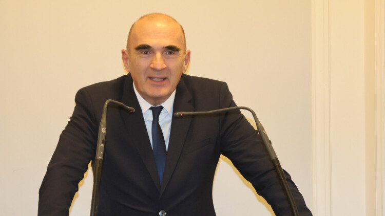 Επιστολές Κουτσόλαμπρου σε Περριακάκη και Κεραμέως για μη αναδρομική επιστροφή της οικονομικής ενίσχυσης των 600 ευρώ
