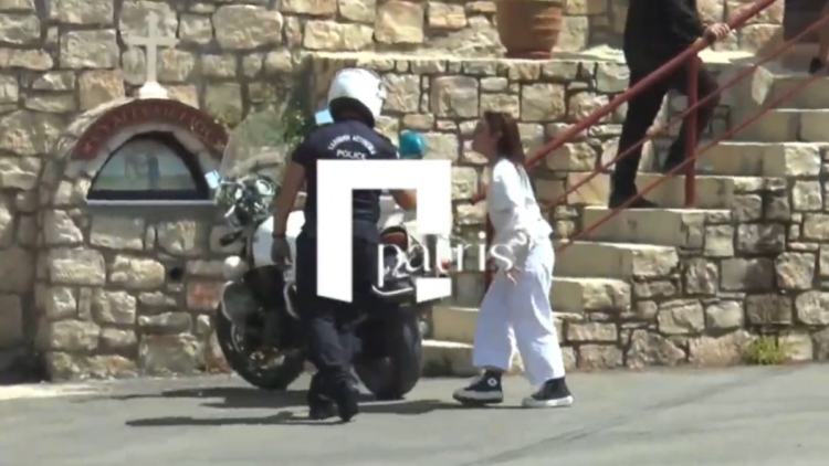 Η στιγμή της έντασης ανάμεσα στην αδελφή του 21χρονου που δολοφονήθηκε στην Κρήτη και τους αστυνομικούς, δείτε βίντεο