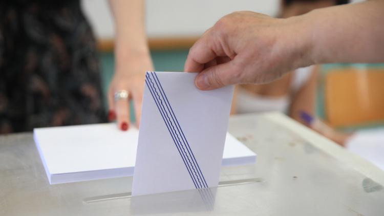Δύο νέες δημοσκοπήσεις δείχνουν διπλάσιο ποσοστό για την ΝΔ, ακούνητη η βελόνα του ΠΑΣΟΚ, άνοδος Τσίπρα, πτώση Καρυστιανού