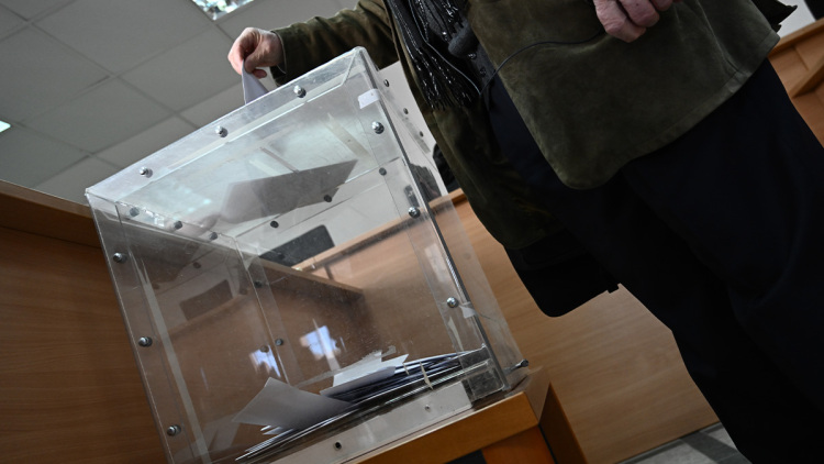 Δύο νέες δημοσκοπήσεις δείχνουν διπλάσιο ποσοστό για την ΝΔ, ακούνητη η βελόνα του ΠΑΣΟΚ, άνοδος Τσίπρα, πτώση Καρυστιανού