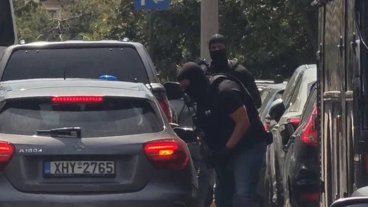 Yπό δρακόντεια μέτρα ασφαλείας στην Ευελπίδων οι συλληφθέντες για τη δολοφονία Μοσχούρη στο Χαλάνδρι, δείτε βίντεο