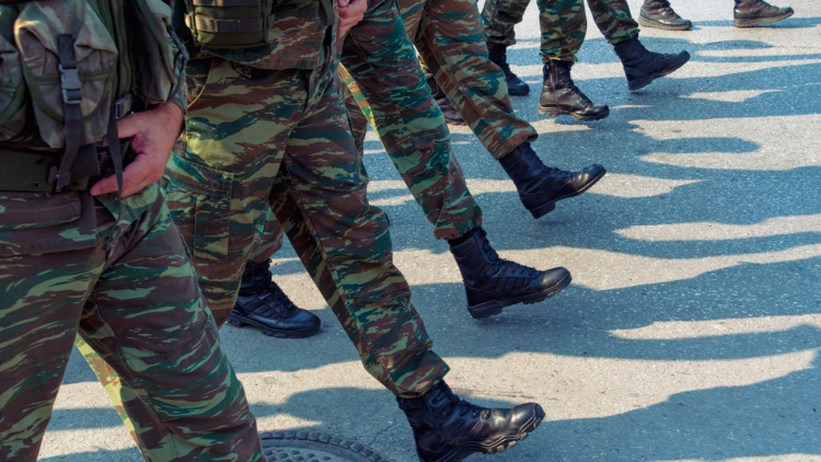 Πρόστιμα έως 6.000 ευρώ μέσω εφορίας και νέο κυνηγητό για τους ανυπότακτους