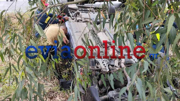 Σοβαρό τροχαίο στην Εύβοια, 35χρονη εγκλωβίστηκε σε αναποδογυρισμένο αυτοκίνητο 
