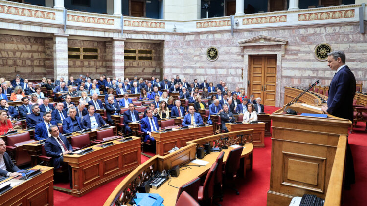 Το ένστικτο αυτοσυντήρησης «κάλμαρε» τους βουλευτές της ΝΔ: Τα καρφιά στους σιωπηλούς υπουργούς και το ίδρωμα της φανέλας