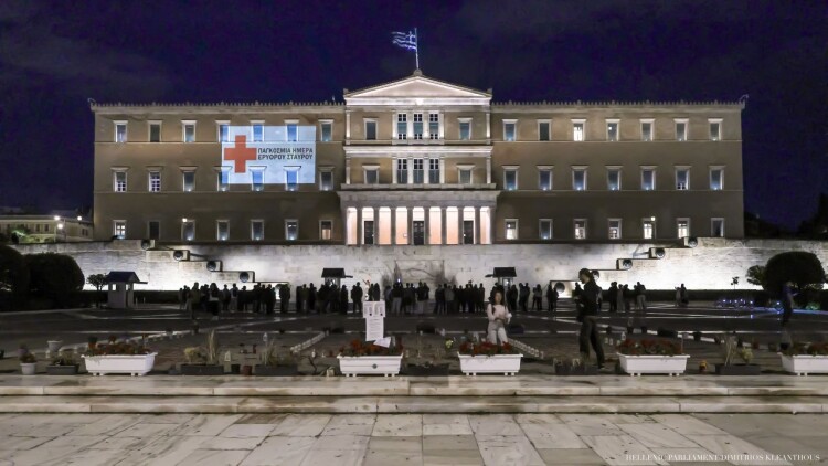 Φωταγωγήθηκε το κοινοβούλιο για την Παγκόσμια Ημέρα Ερυθρού Σταυρού και Ερυθράς Ημισελήνου
