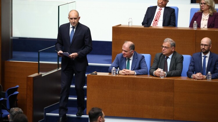Και τυπικά πρωθυπουργός της Βουλγαρίας ο Ράντεφ, μετά τη σαρωτική νίκη στις εκλογές
