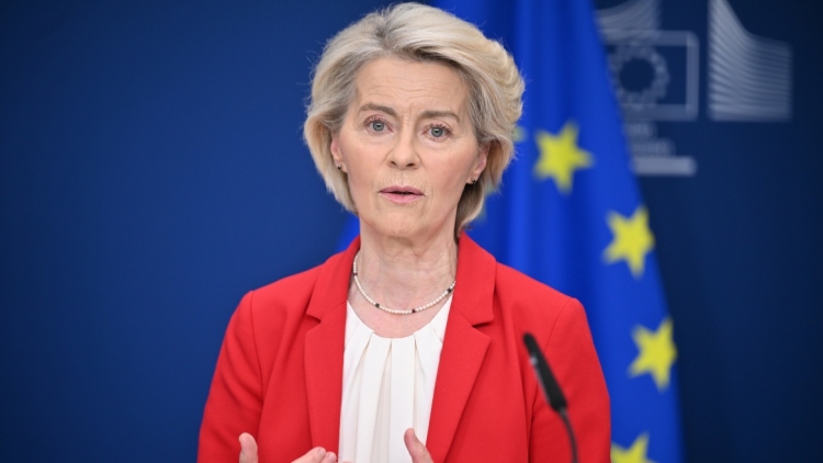 Φον ντερ Λάιεν μετά την επικοινωνία με Τραμπ: Ικανοποιητική πρόοδος προς την επικύρωση της εμπορικής συμφωνίας ΕΕ - ΗΠΑ