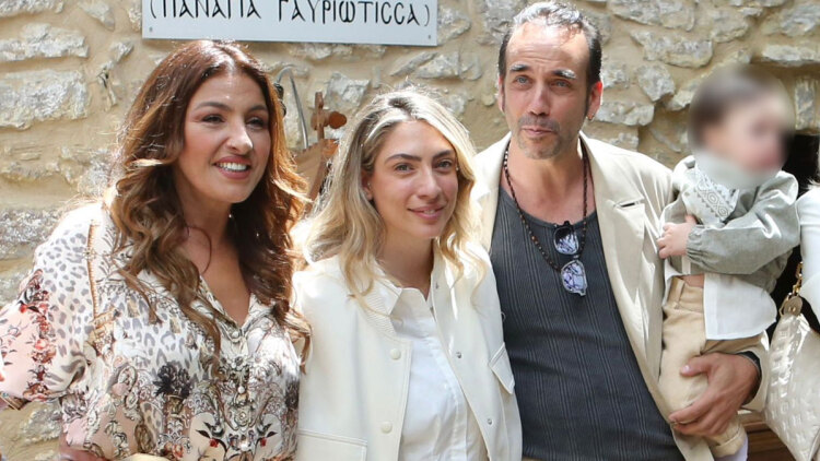Ο Πάνος Μουζουράκης και η Μαριλού Κόζαρη βάφτισαν τον γιο τους, νονά η Έλενα Παπαρίζου, δείτε φωτογραφίες
