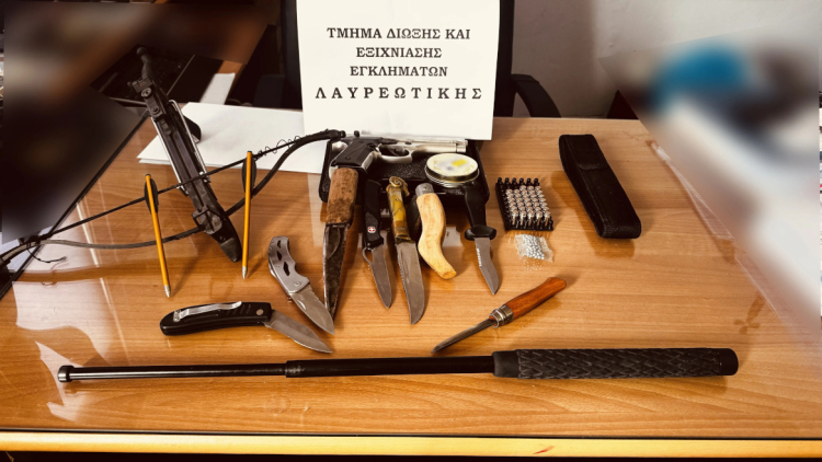 Συνελήφθη 56χρονος στο Λαύριο με βαλλίστρα, μαχαίρια, σουγιάδες και πιστόλι τύπου ρέπλικα
