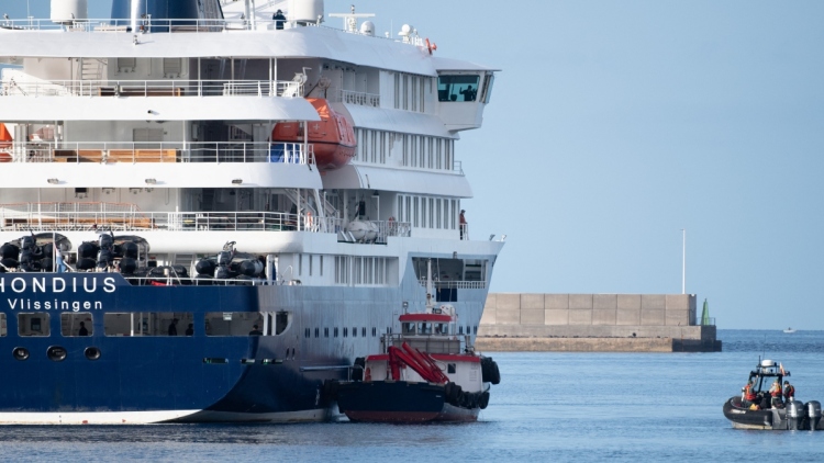 Σε εξέλιξη η επιχείρηση αποβίβασης του MV Hondius, δρακόντεια μέτρα στο λιμάνι της Τενερίφης για την εξάπλωση του χανταϊού