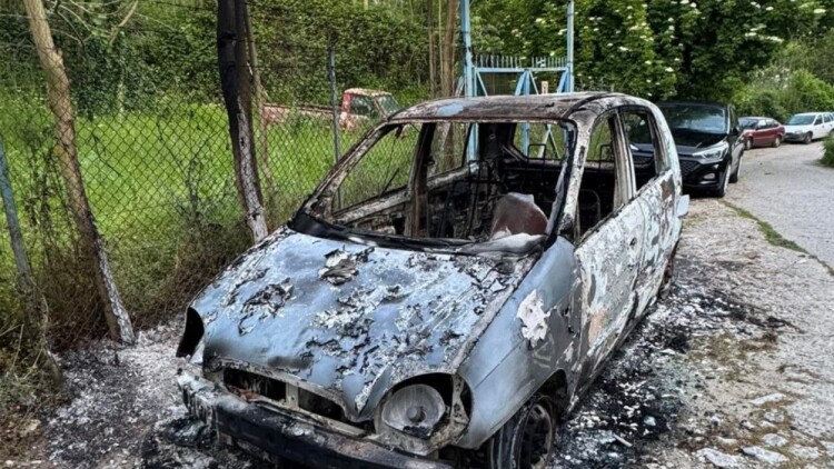 Έκαψαν το αυτοκίνητο πολίτη που είχε καταγγείλει περιστατικά κακοποίησης ζώων στη Λέσβο, δείτε φωτογραφία