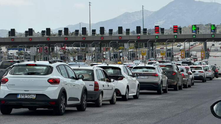 Ουρές στα διόδια Αφιδνών λόγω κλειστών ταμείων, με δυσκολία η διέλευση προς Αθήνα
