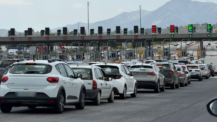 Ουρές στα διόδια Αφιδνών λόγω κλειστών ταμείων, με δυσκολία η διέλευση προς Αθήνα