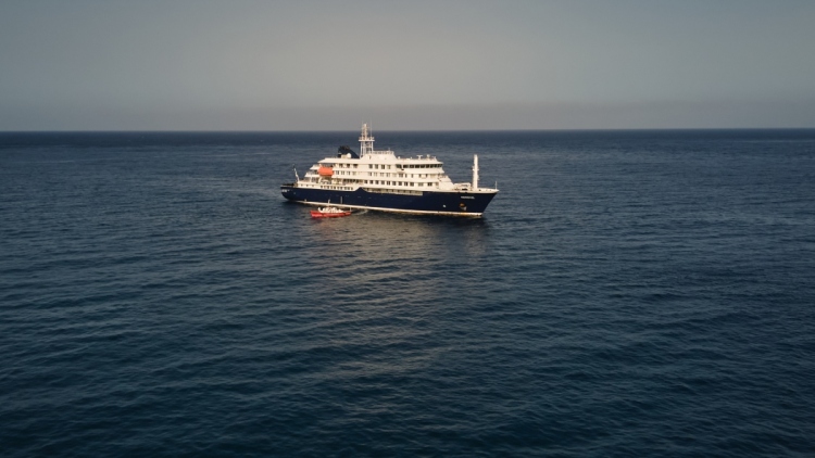 Στο λιμάνι της Τενερίφης το MV Hondius, με ειδικά λεωφορεία και αεροπλάνα η μεταφορά των επαφών υψηλού κινδύνου