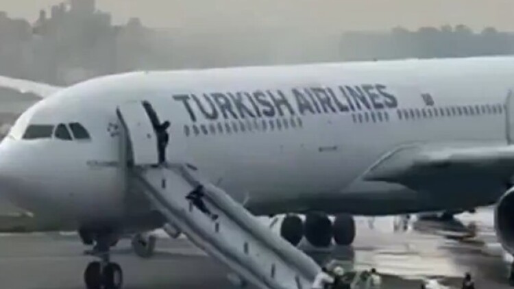 Φωτιά σε αεροσκάφος της Turkish Airlines με σχεδόν 300 επιβαίνοντες, δείτε βίντεο