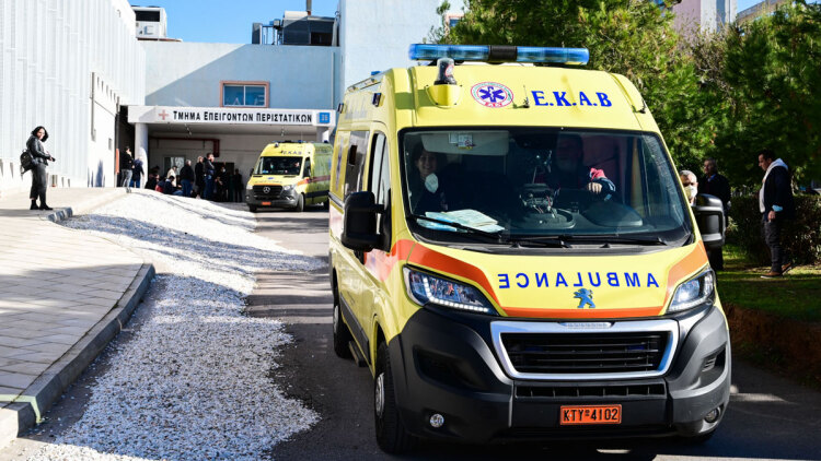Ηλιόπουλη: Δύο 17χρονες έπεσαν μαζί από τον έκτο όροφο πολυκατοικίας, νεκρή η μία και μάχη για τη ζωή της δίνει η δεύτερη