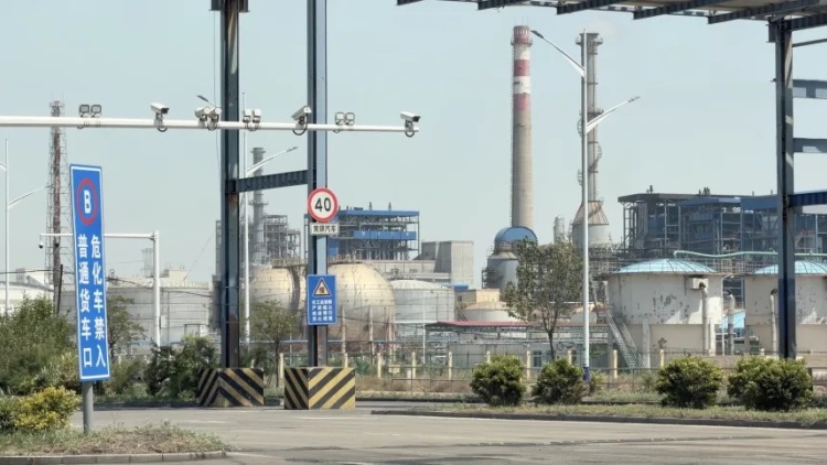 «Σκιώδες» δίκτυο διυλιστηρίων στην Κίνα παρακάμπτει τις αμερικανικές κυρώσεις και κρατά «ζωντανή» την Τεχεράνη