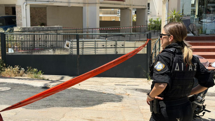 Ζήτησαν τα κλειδιά της ταράτσας και μέσα σε δευτερόλεπτα έπεσαν, ακούστηκε το μπαμ, λέει γειτόνισσα για τις δύο 17χρονες στην Ηλιούπολη