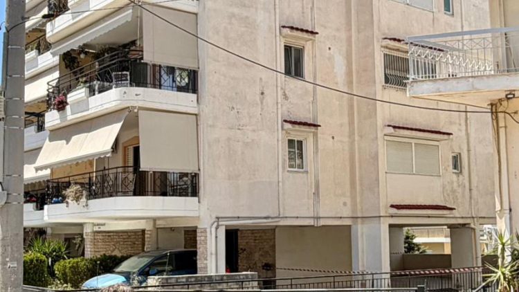 Κλιμάκιο του Υπουργείου Παιδείας στο σχολείο των δύο 17χρονων μαθητριών που έπεσαν από τον έκτο όροφο πολυκατοικίας στην Ηλιούπολη
