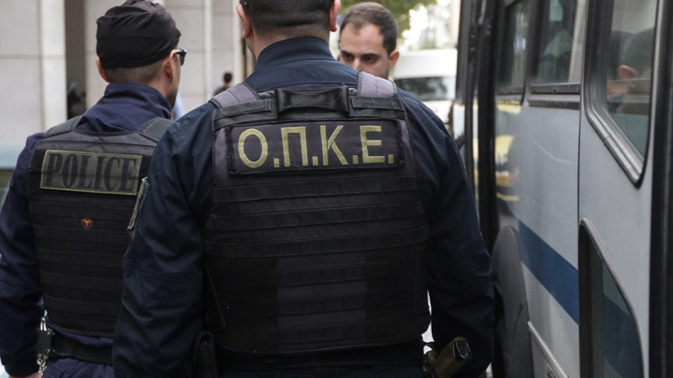 Eπεισόδια στο Πανεπιστήμιο Δυτικής Αττικής, άγνωστοι επιτέθηκαν με μαχαίρια και βαριοπούλες, 3 τραυματίες και 8 προσαγωγές