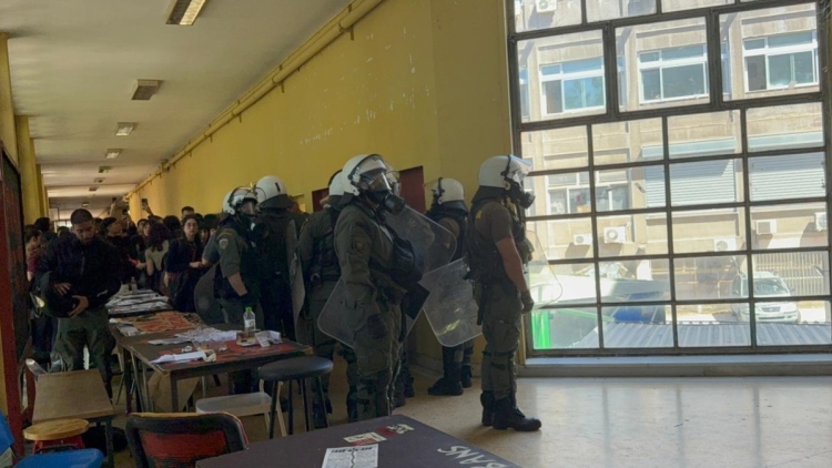 Μπήκαν τα ΜΑΤ στο ΑΠΘ μετά την άγρια επίθεση αντιεξουσιαστών με ρόπαλα σε φοιτητές των ΕΑΑΚ, 6 τραυματίες
