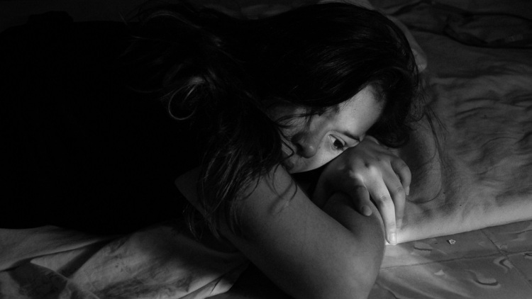 Προσοχή στις ενδείξεις ότι κάποιος κοντινός μας κάνει σκέψεις θανάτου: Τι συμβουλεύει μια ψυχολόγος