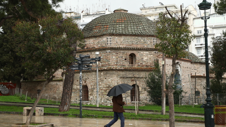Άστατος ο καιρός σήμερα με συννεφιές, τοπικές βροχές και μικρή πτώση της θερμοκρασίας
