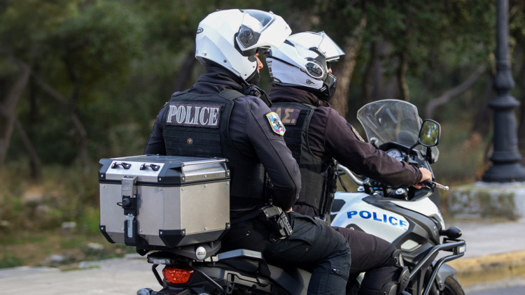 Επίθεση 80 Ρομά σε αστυνομικούς στα Άνω Λιόσια, τραυματίστηκε άνδρας της ΔΙΑΣ από δάγκωμα και πέτρες 