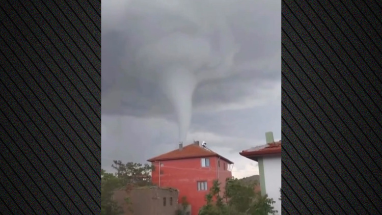Βίντεο: Ανεμοστρόβιλοι σάρωσαν περιοχές της Τουρκίας, τραυματίες και ζημιές