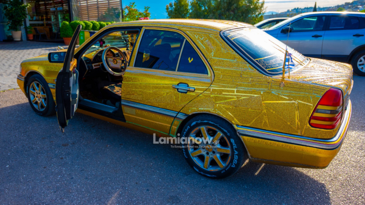 Το χρυσό και γεμάτο στρας Mercedes που τραβάει όλα τα βλέμματα στη Λαμία,  δείτε βίντεο και φωτογραφίες