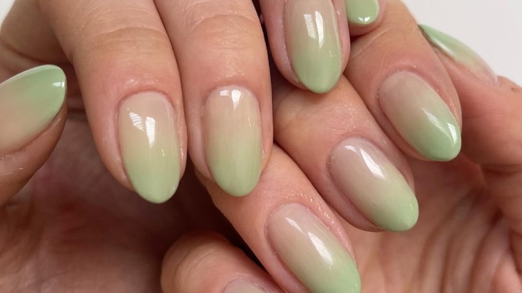 «Matcha Nails»: Η νέα απόχρωση που πρόκειται να κυριαρχήσει στις τάσεις των μανικιούρ αυτό το καλοκαίρι
