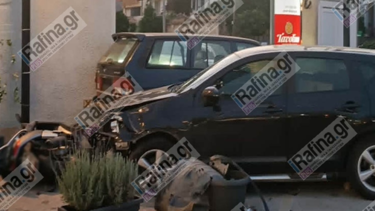 Αυτοκίνητο κατέληξε σε κατάστημα μετά από σφοδρή σύγκρουση στη Λεωφόρο Μαραθώνος
